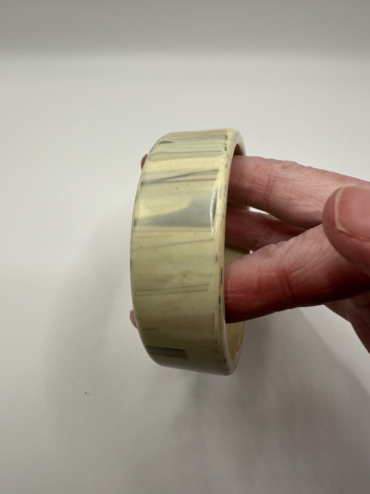 Vintage Lucite Plastic Off White Cream Bangle Bracelet With Pastel Streaks 8”