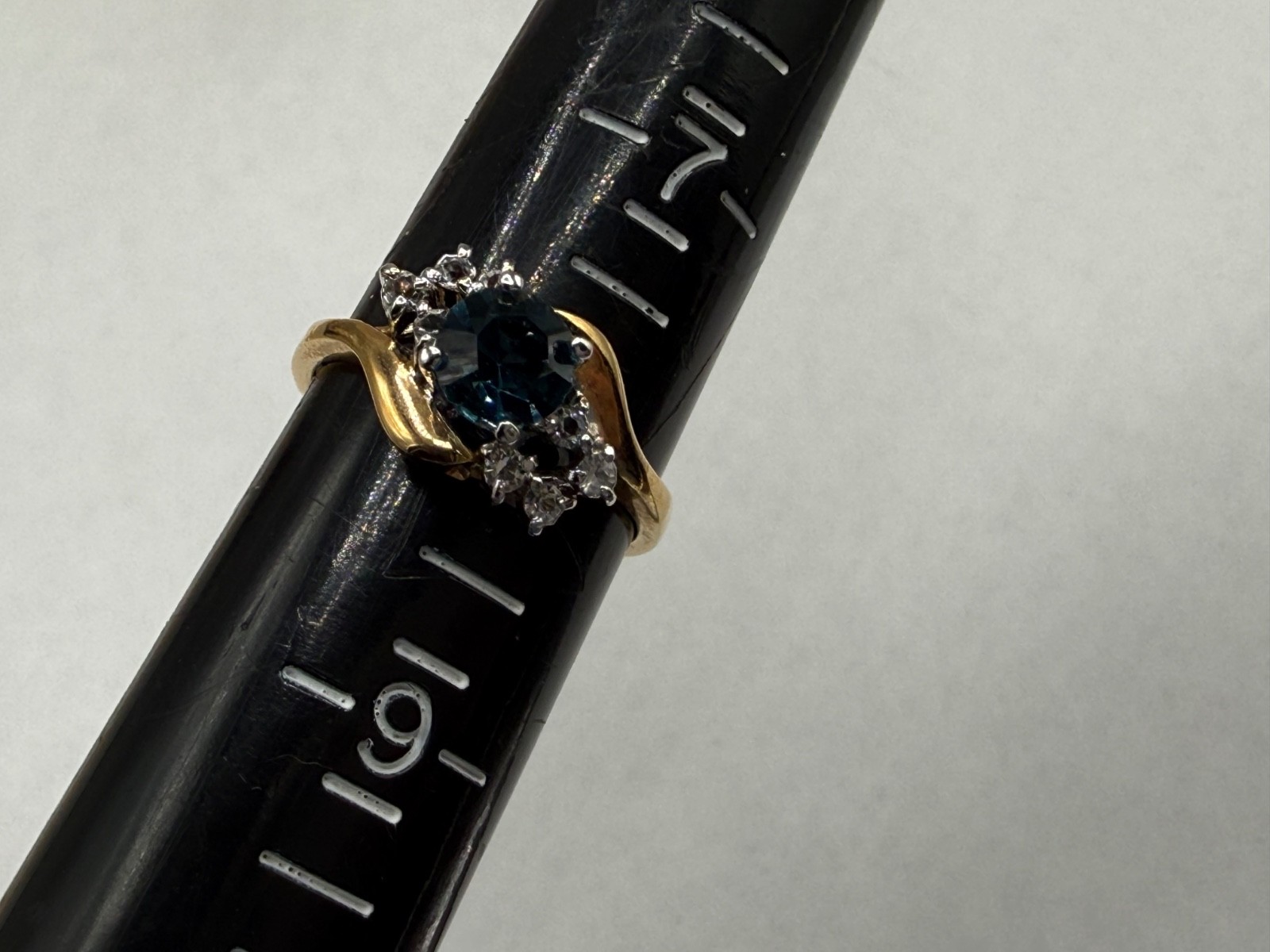 ESTATE VINTAGE 14K GOLD PLATED ROUND CUT BLUE CRYSTAL DIAMANTE CLUSTER RING SZ 8