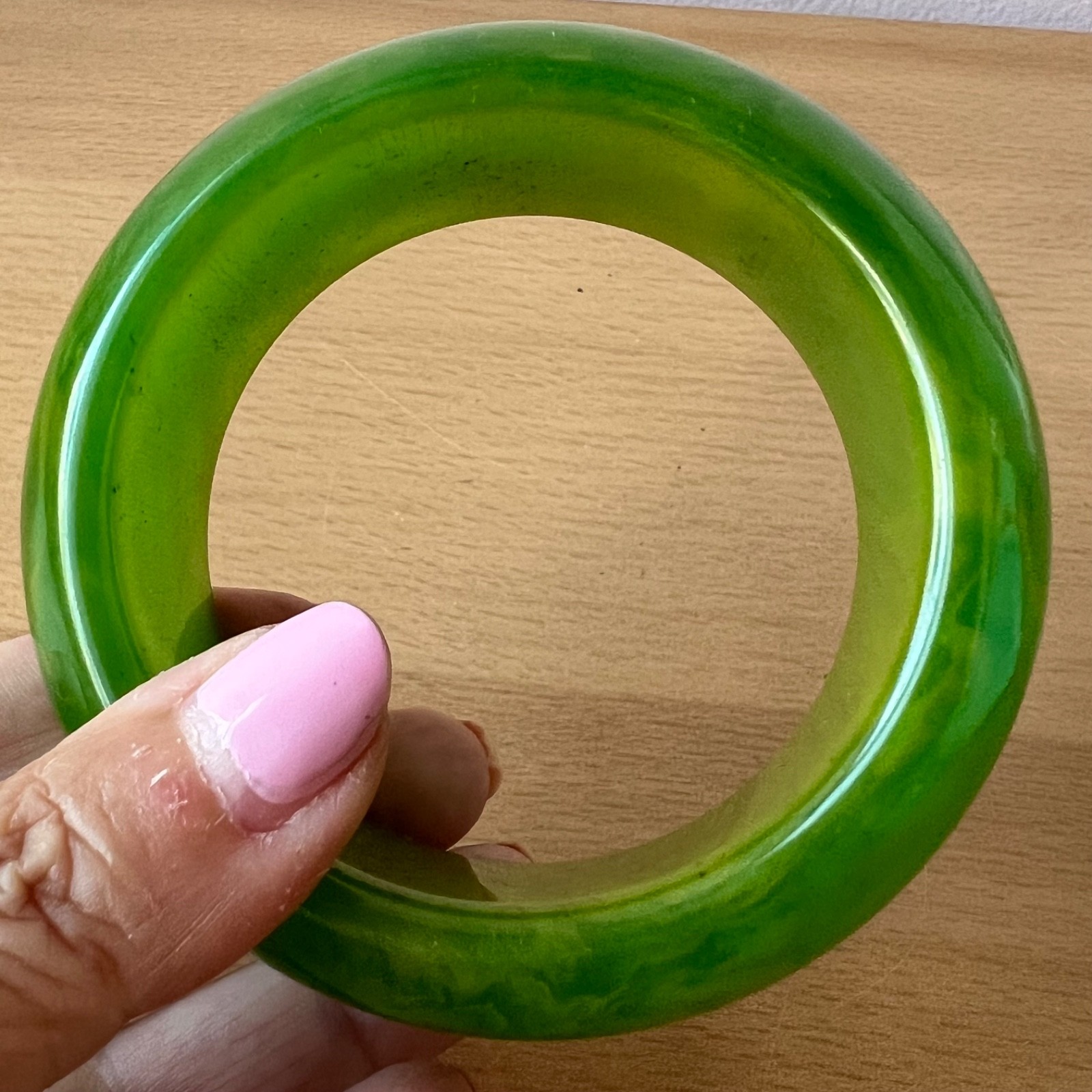 VINTAGE VIVID MARBLED KELLY GREEN BAKELITE FAT DONUT WIDE BANGLE BRACELET UNIQUE