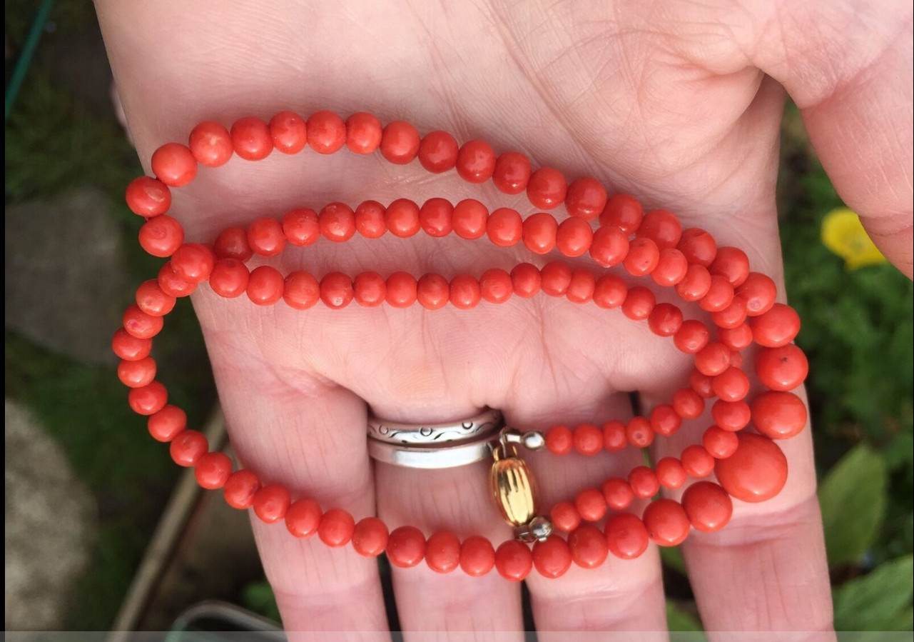 ANTIQUE GENUINE GRADUATED SALMON CORAL NECKLACE