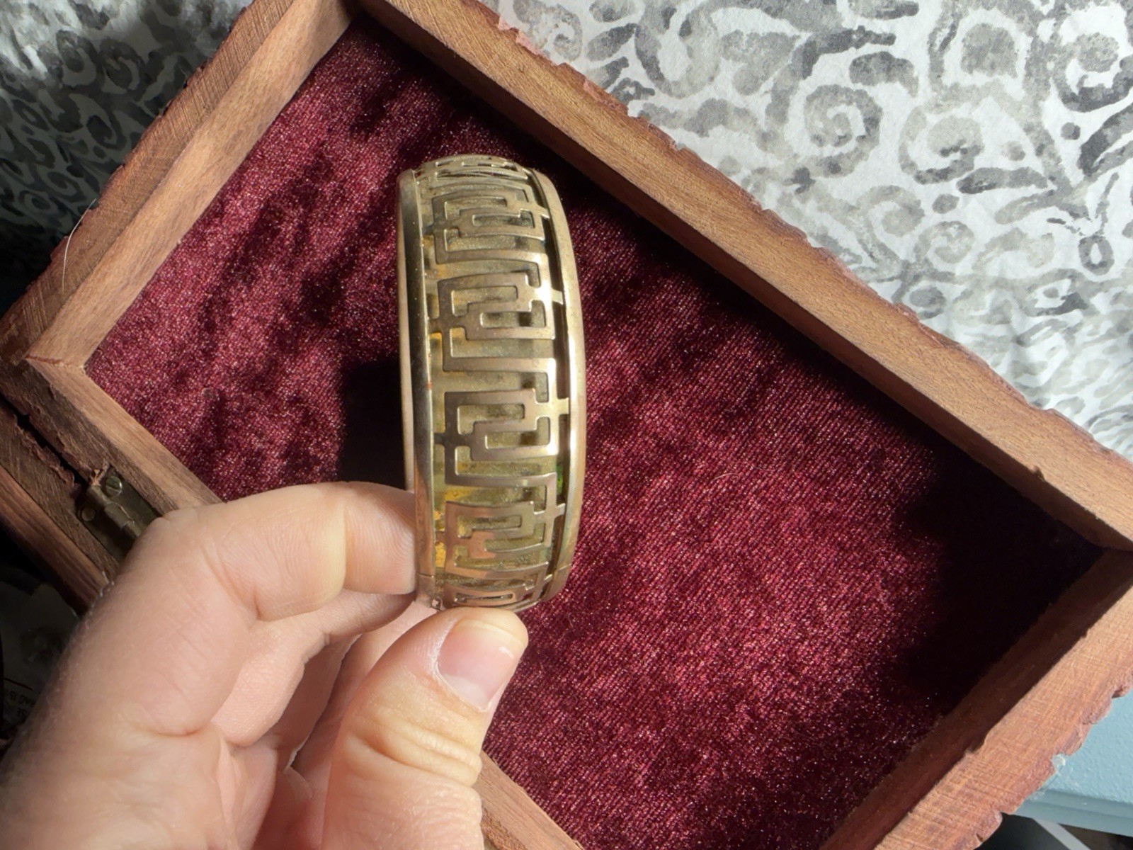 Vintage Hinged Greek Key Cutout Gold Tone Brass Bangle Bracelet 28.78g 1” Wide
