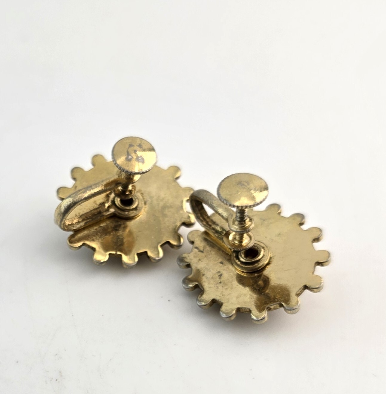 Vintage Cameo Earrings Orange Cream Gold Tone Screw Back 9619