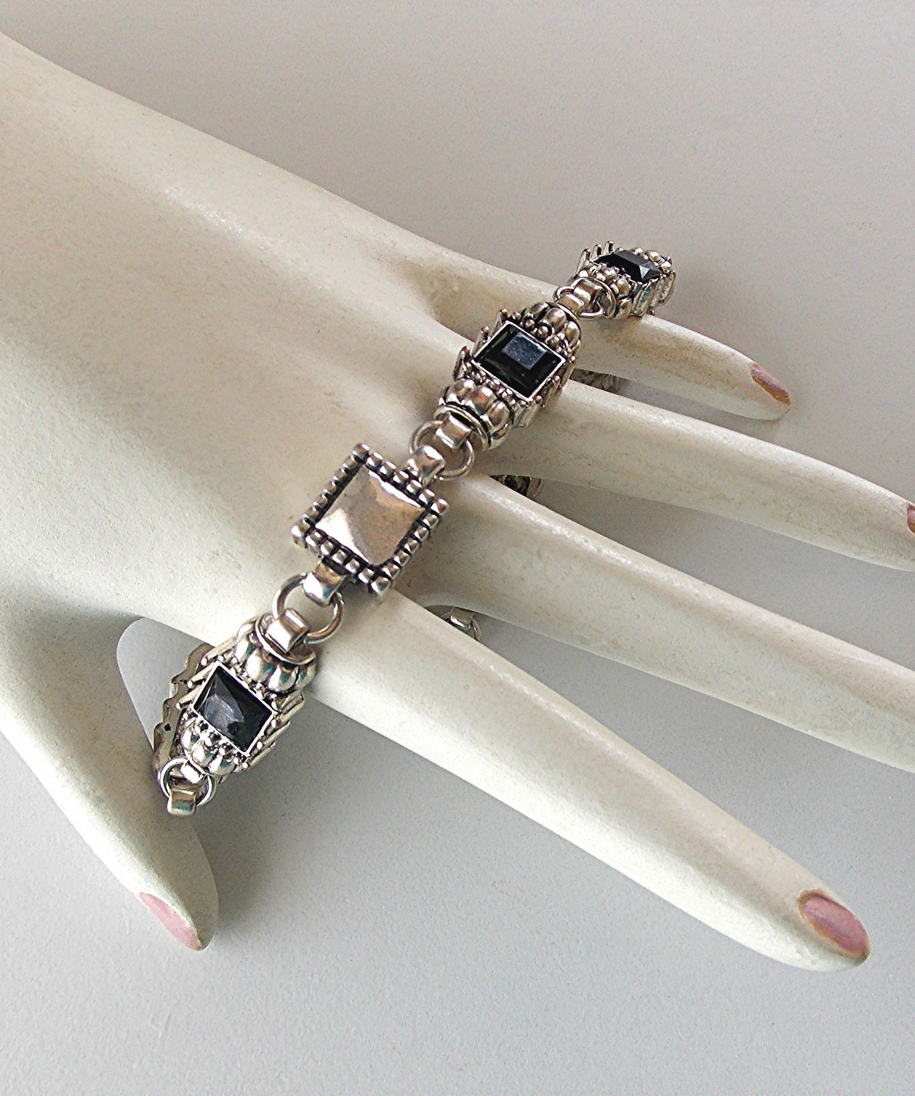 VINTAGE SILVER TONE LINK BRACELET WITH BLACK GLASS CABOCHONS & A MAGNETIC CLASP