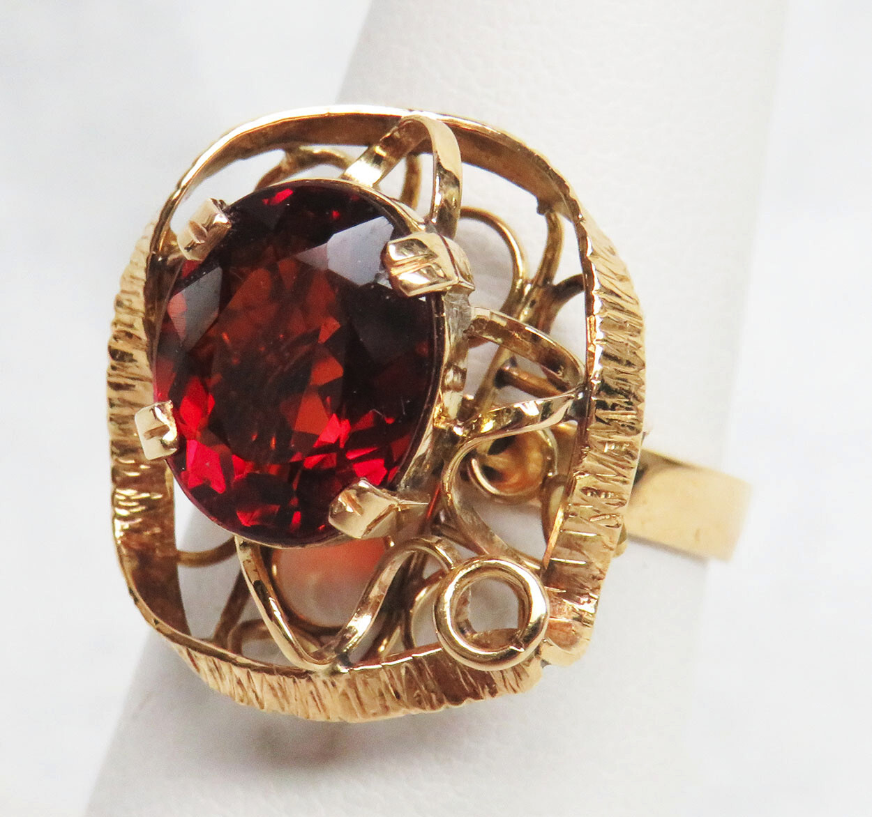 VINTAGE 18K GOLD & 3.6 REDISH BROWN SPINEL RING SIZE 6.5