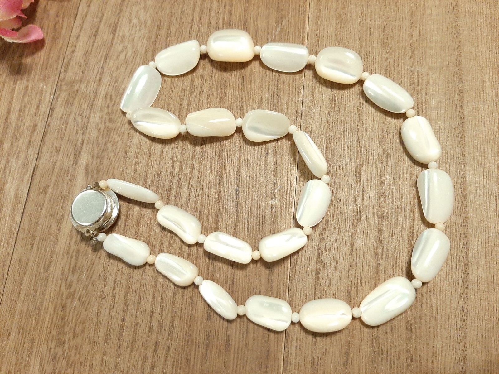VINTAGE MOTHER OF PEARL FLAT BEADED NECKLACE Japan 21″ ( Box Tab Clasp)