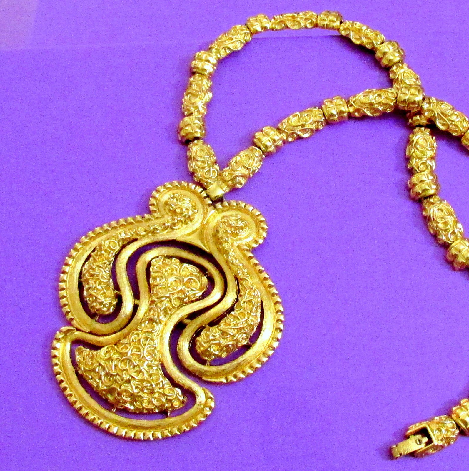 VTG RUNWAY BOLD MONET BRUTALIST ETRUSCAN MASSIVE PENDANT NECKLACE DOOR KNOCKER
