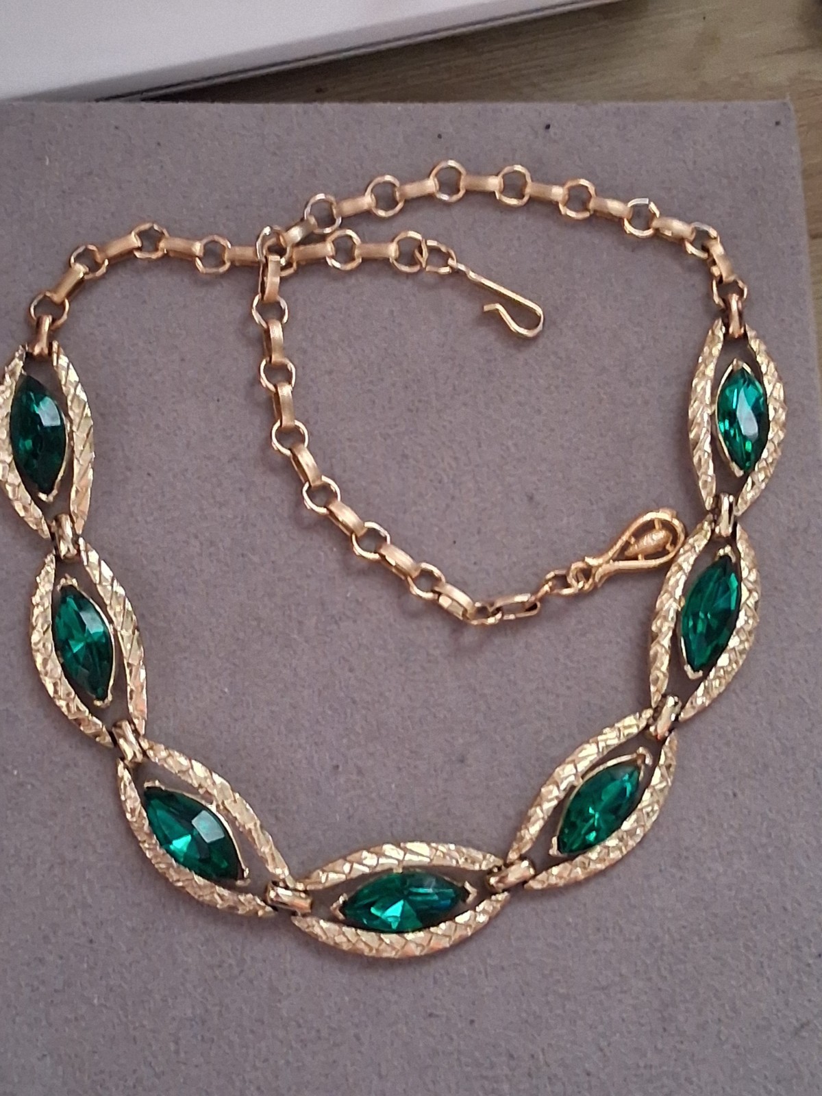 Coro emerald green marquise-cut chain link necklace, gold-tone, excellent condit