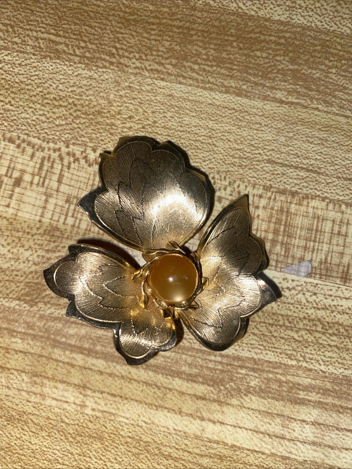 Vintage Texture Gold tone Metal Leaf W/Faux Peach Pearl Brooch 2”