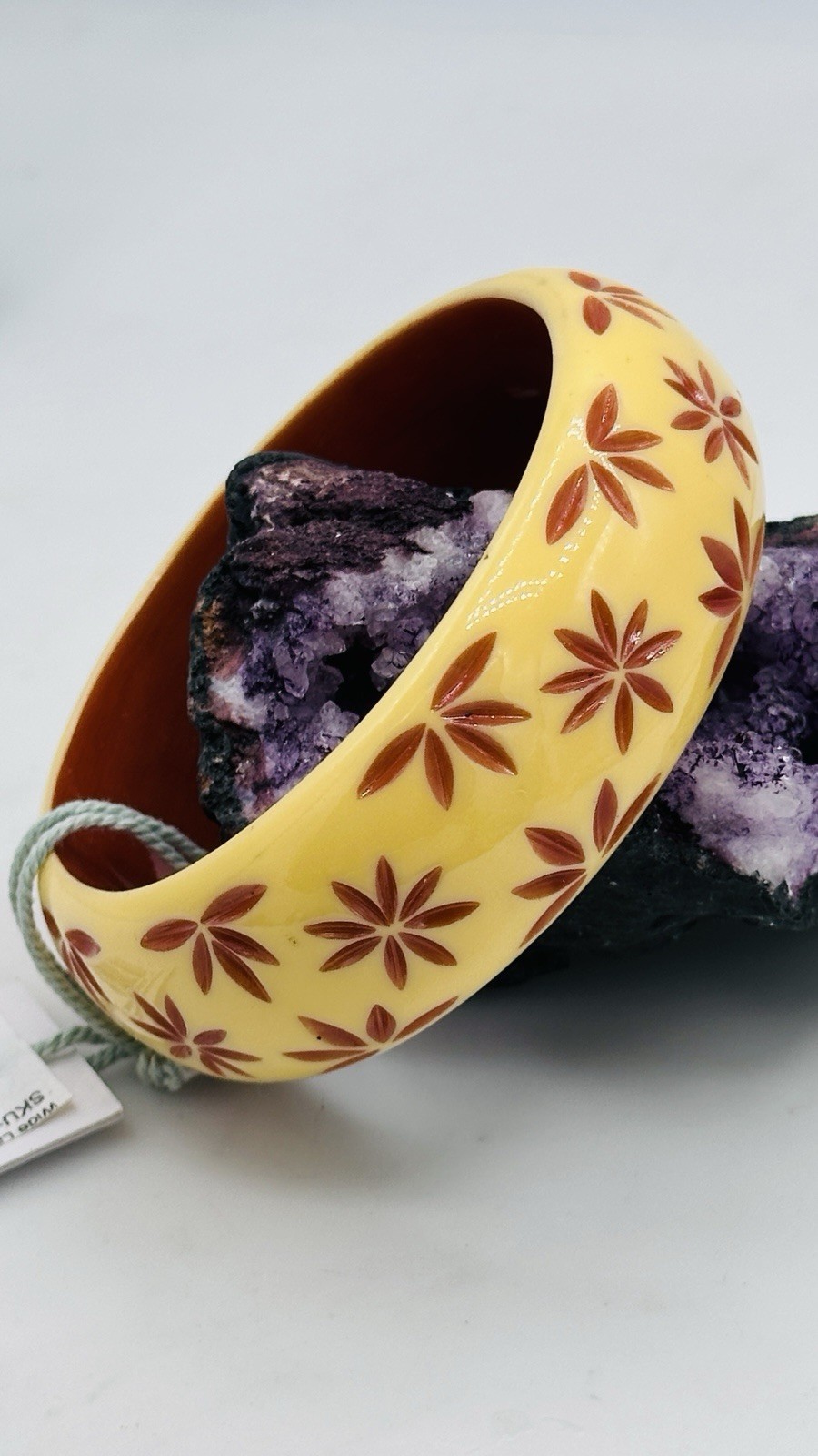 Splendette Wide Butter Yellow Carved Duchess Bangle Bracelet Fakelite