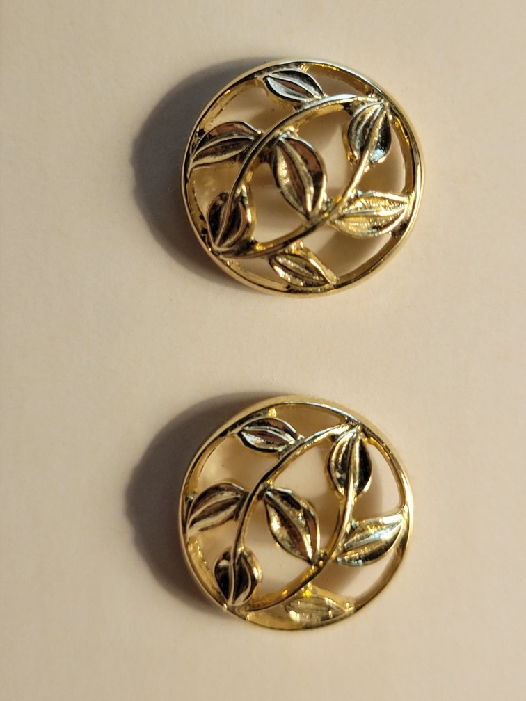 Vintage Avon Convertible Round Open Floral Leaf Gold Tone Pierced Earrings w/Box