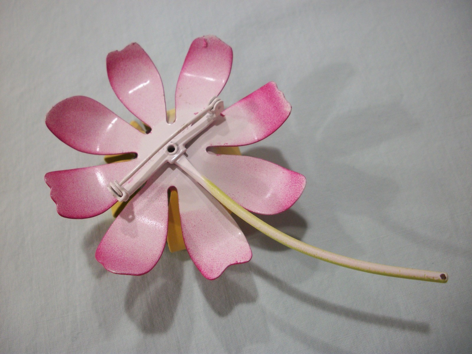 ViNTaGE MeTaL ENaMeL**FUCHSIA/YELLOW/LIME GREEN**FLoWeR PiN/BRooCH (RARE BEAUTY)