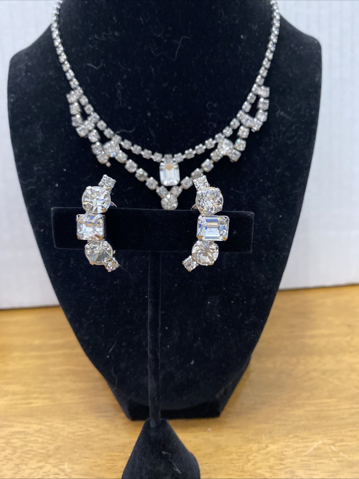 VTG SILVER TONE LA ROCO RHINESTONE 15.25” NECKLACE WITH 1.25” CLIP-ON EARRINGS