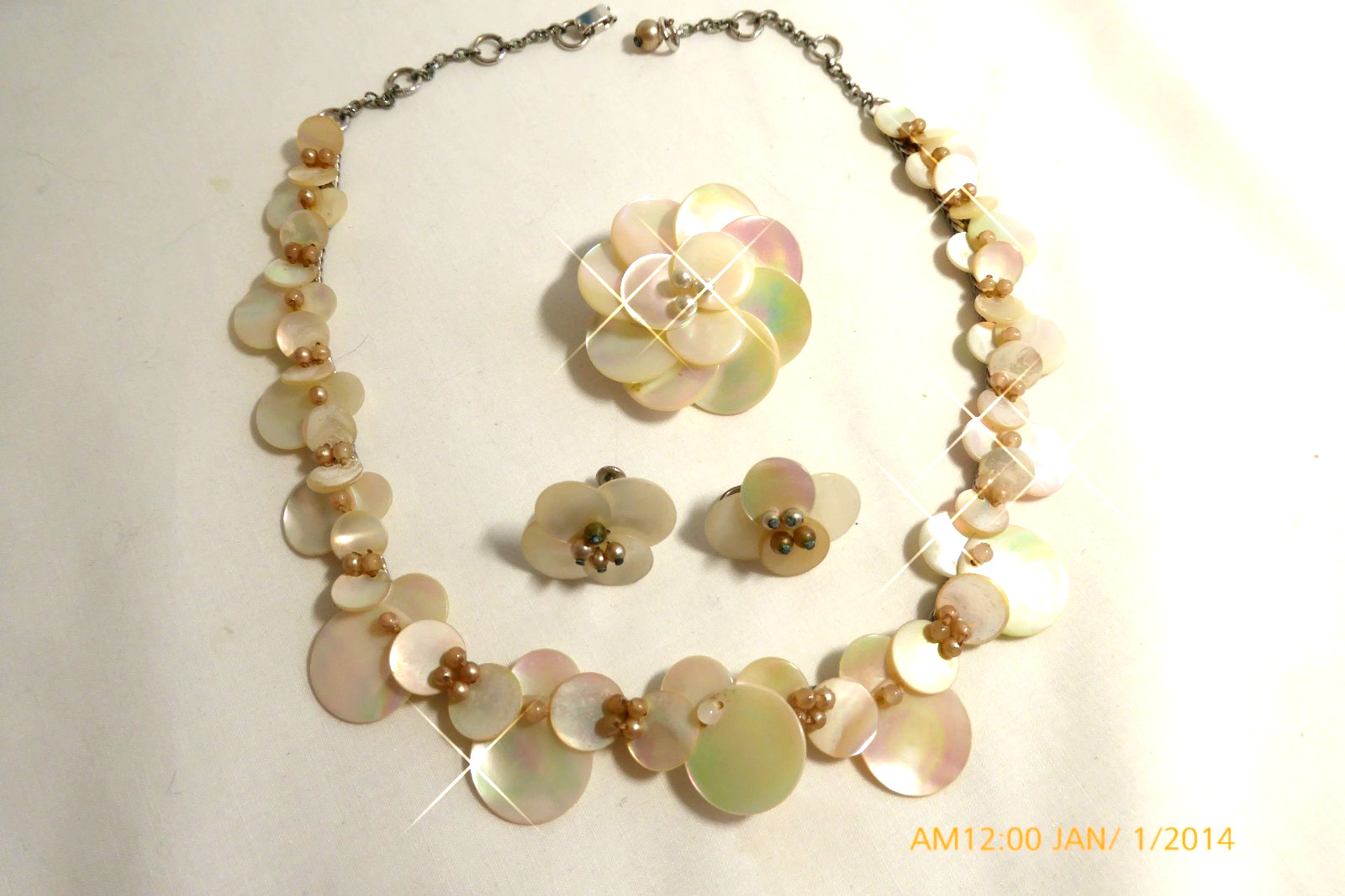 VINTAGE IRIDESCENT MOTHER OF PEARL NECKLACE, EARRINGS & BROOCH SET