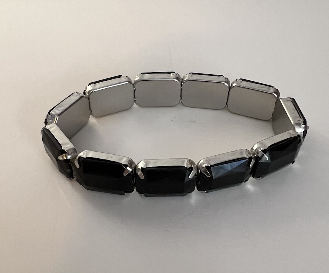 Costume Jewelry Stretch Bracelet 6” Black Acrylic Silver Metal Very Light B#13