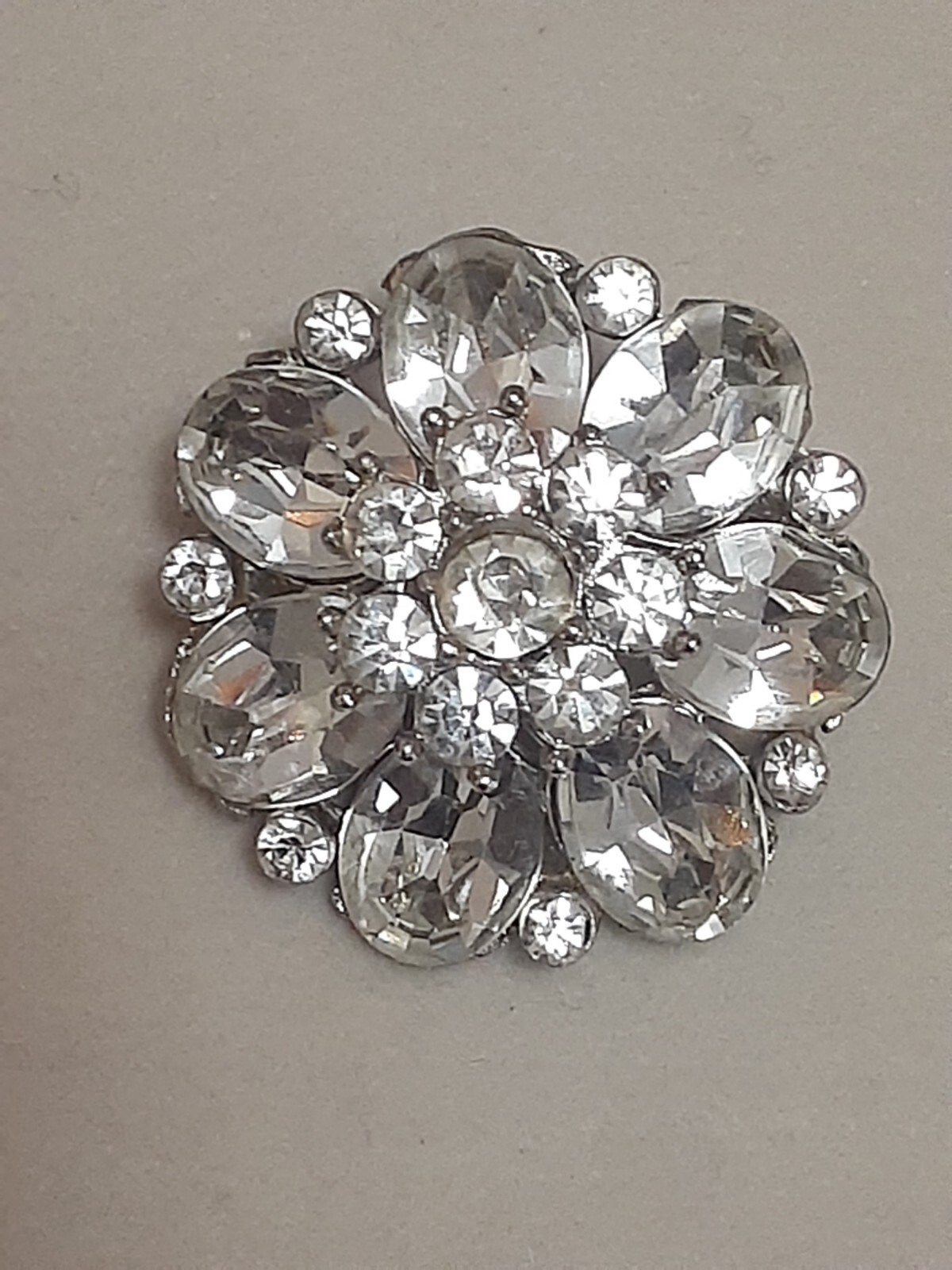 Fauceted foiled back rhinestone cluster round brooch/pin