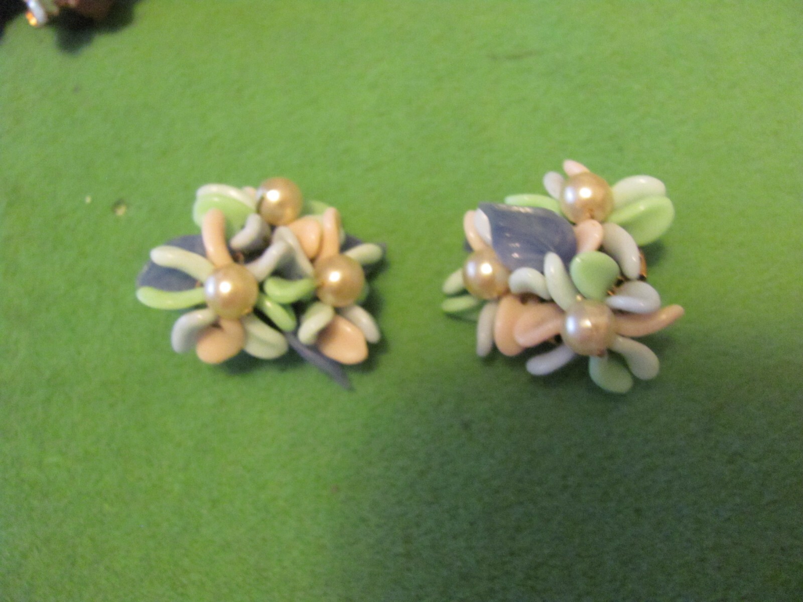 Lot of 15 brooches & 2 Pendants in different materials, colors, and styles.