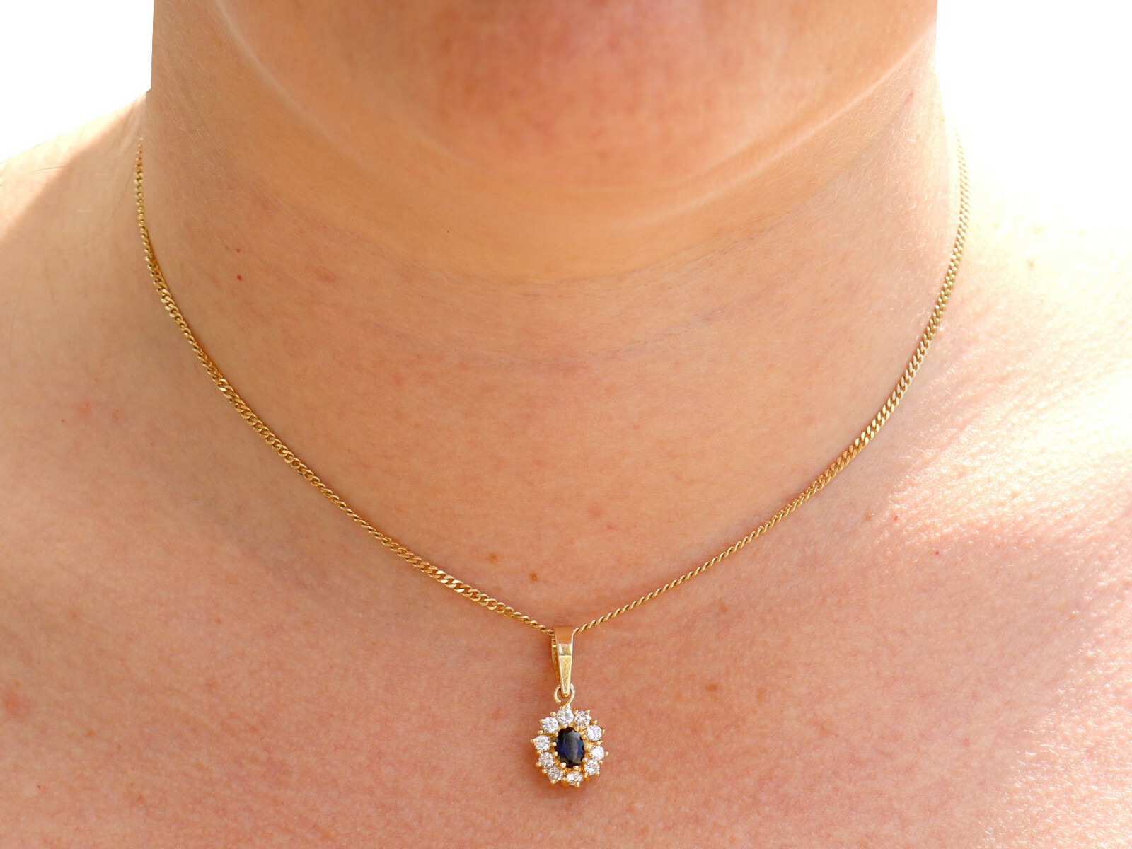 1980s Vintage 0.62 Ct Sapphire 0.35 Ct Diamond 18k Yellow Gold Cluster Pendant