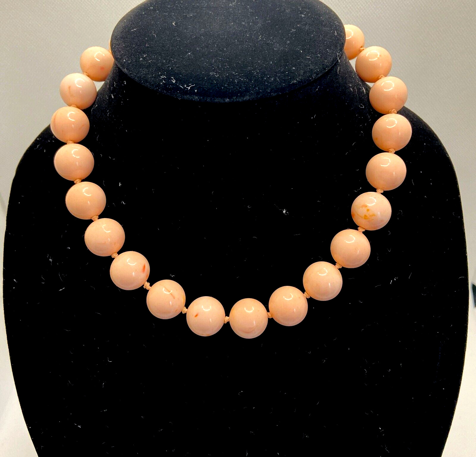 Vintage Trifari light pink swirl plastic bead knotted strand necklace 15”-17”