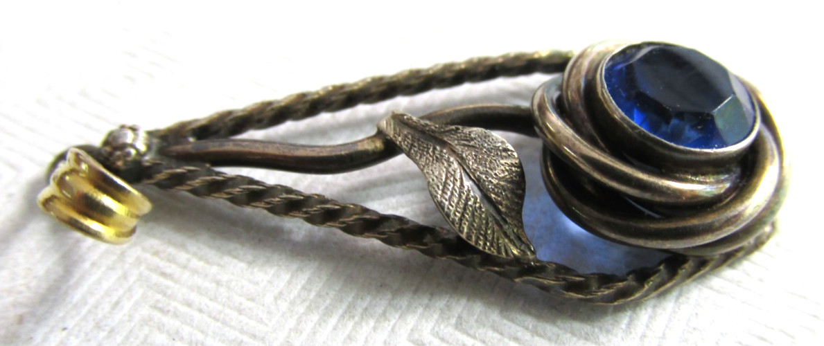 Vintage Well Made Sterling Silver Blue Stone Twisted Wire Petal Pendant Jewelry