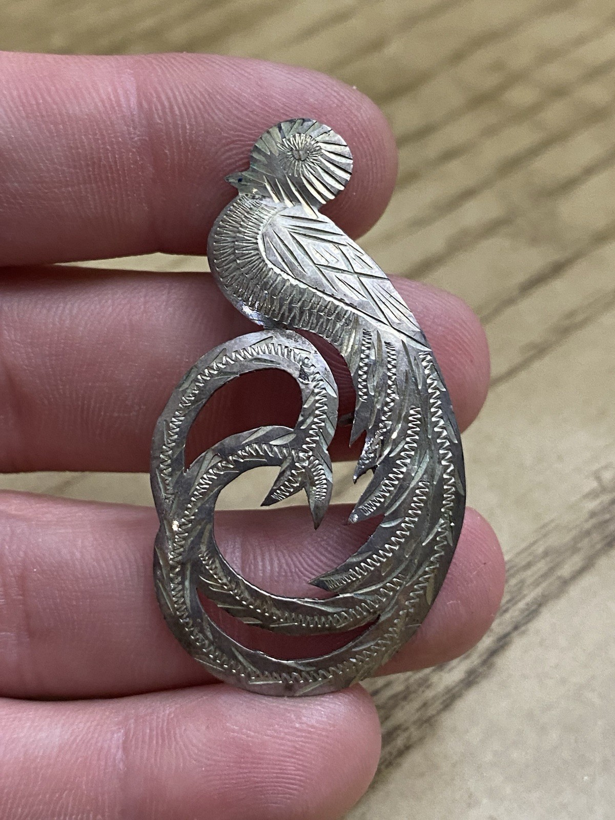 VINTAGE GUATEMALA 900 STERLING SILVER SIGNED ETCHED QUETZAL BIRD BROOCH PIN