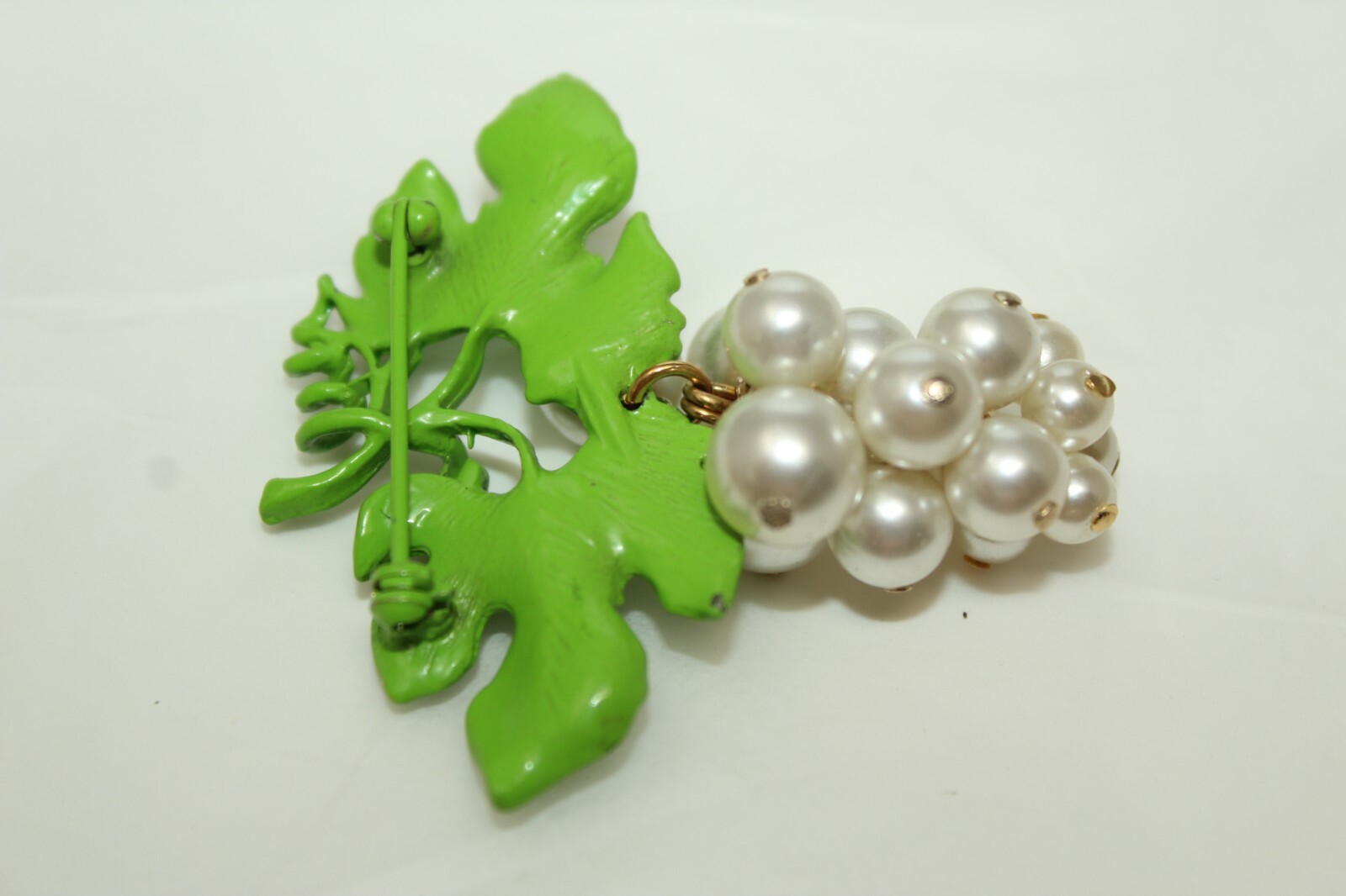 Beautiful Vintage Green Enamel & White Faux Pearl Grapes Vine Brooch Pin