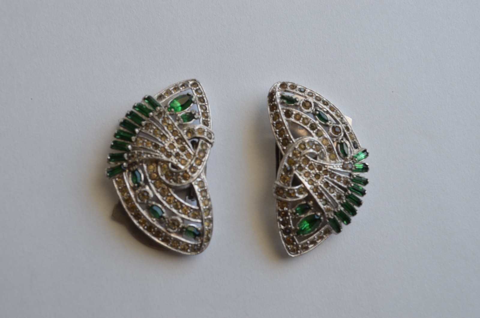 Beautiful Pair Of Art Deco Silver Tone Rhinestone Fur Dress Clip Emerald Green