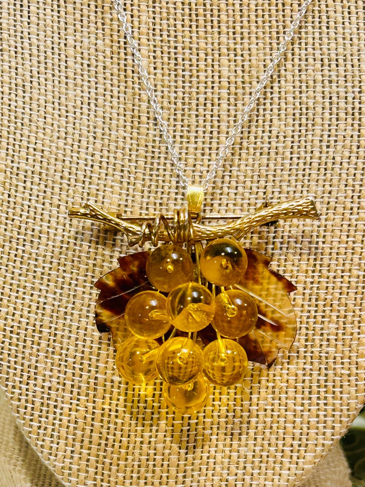 VTG GRAPE CLUSTER LUCITE BROOCH PIN *Apple Juice & Faux Tortoise Grapes Pendant*
