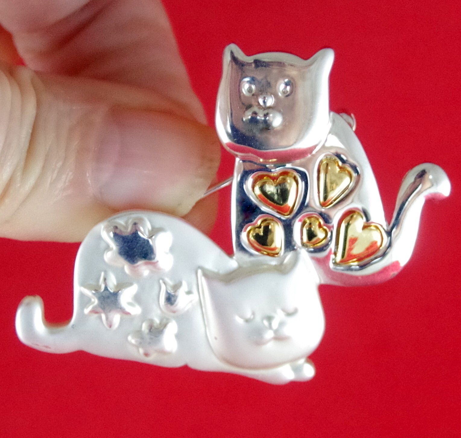 2″ NOS VTG c1980’s DANECRAFT CAT DUO w/ HEARTS & FLOWERS SILVER GOLD BROOCH PIN