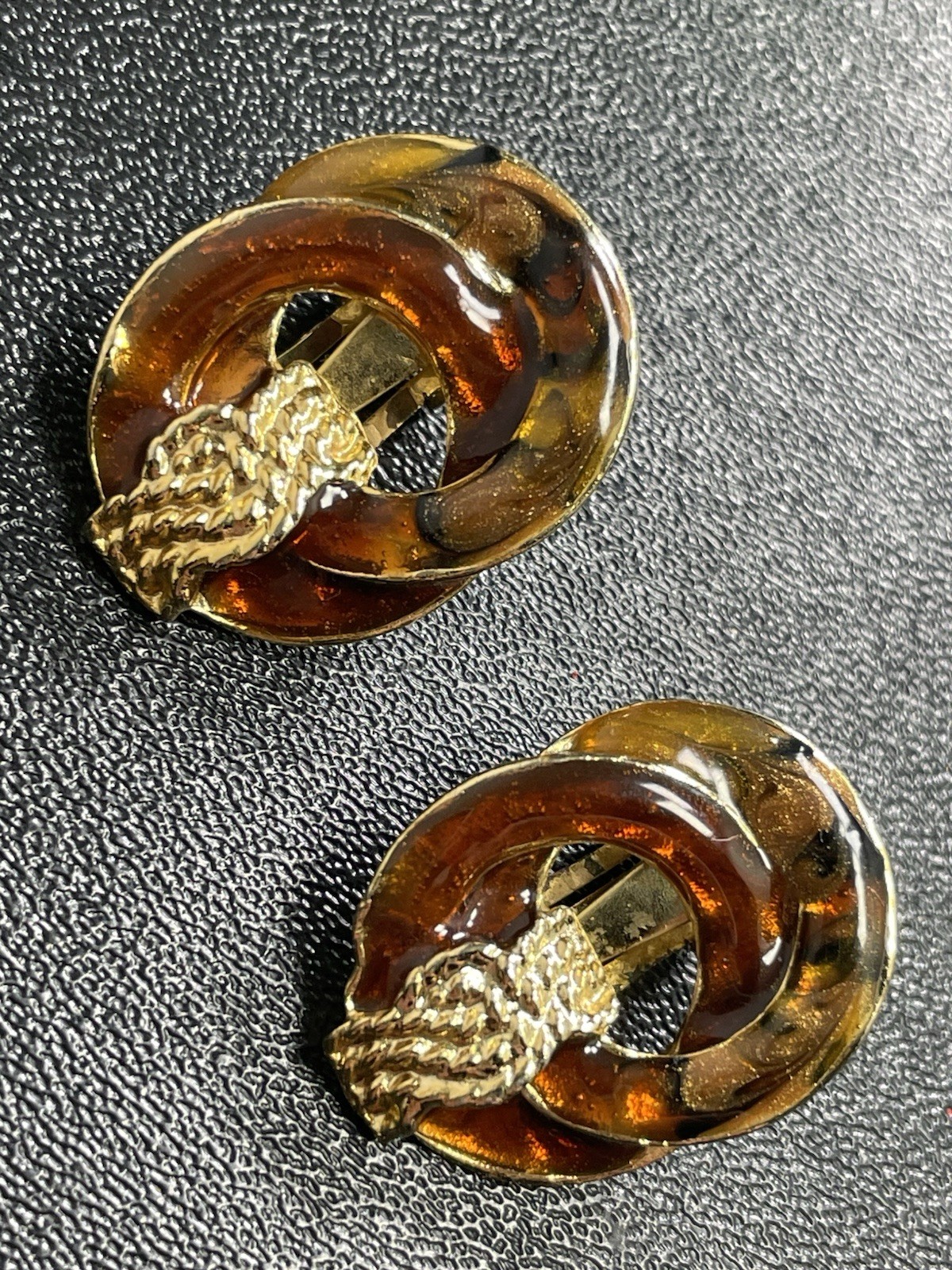 Vintage 1.1” Brown Resin Gold Tone Metal Drop Clip Earrings