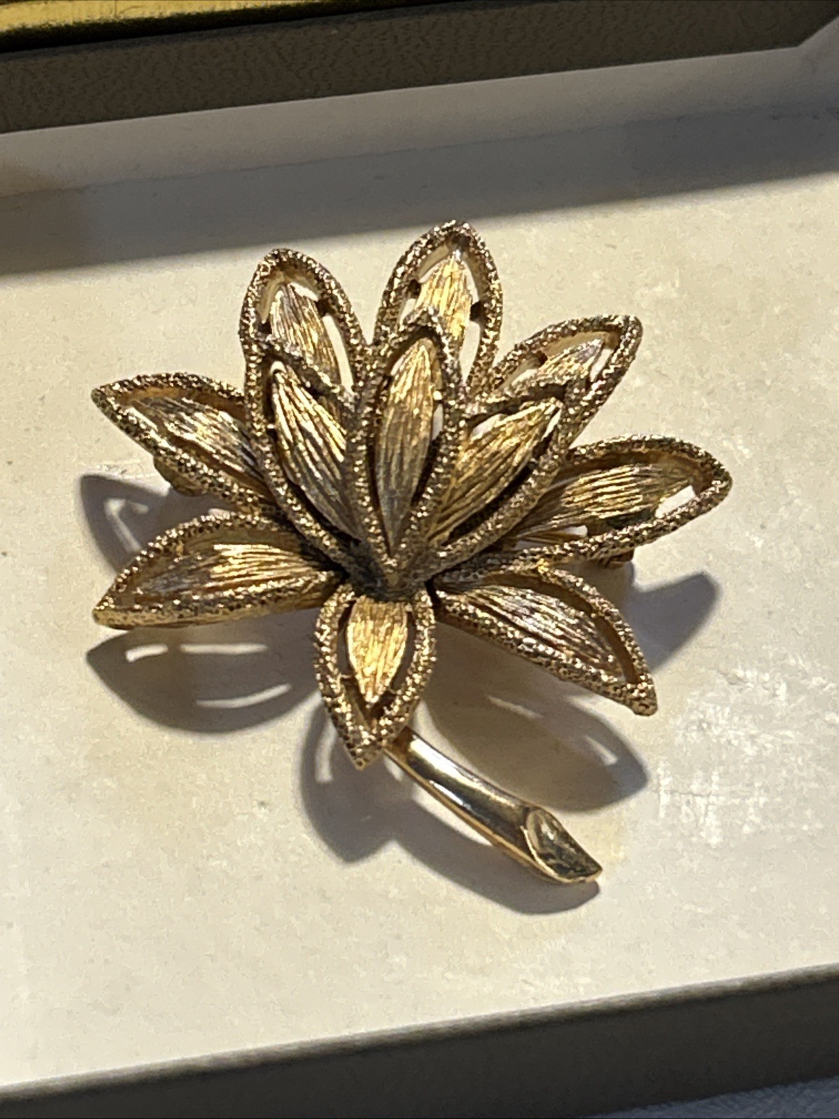 Vintage AVON 1971 Precious Pretenders Clip Earrings & Brooch/pin Goldtone