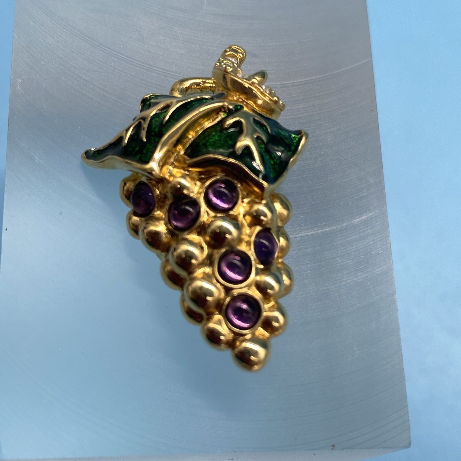 Swarovski – Swan Signed / Grape Brooch Gold-Tone / Cute Bunch of Grapes / VTG PC