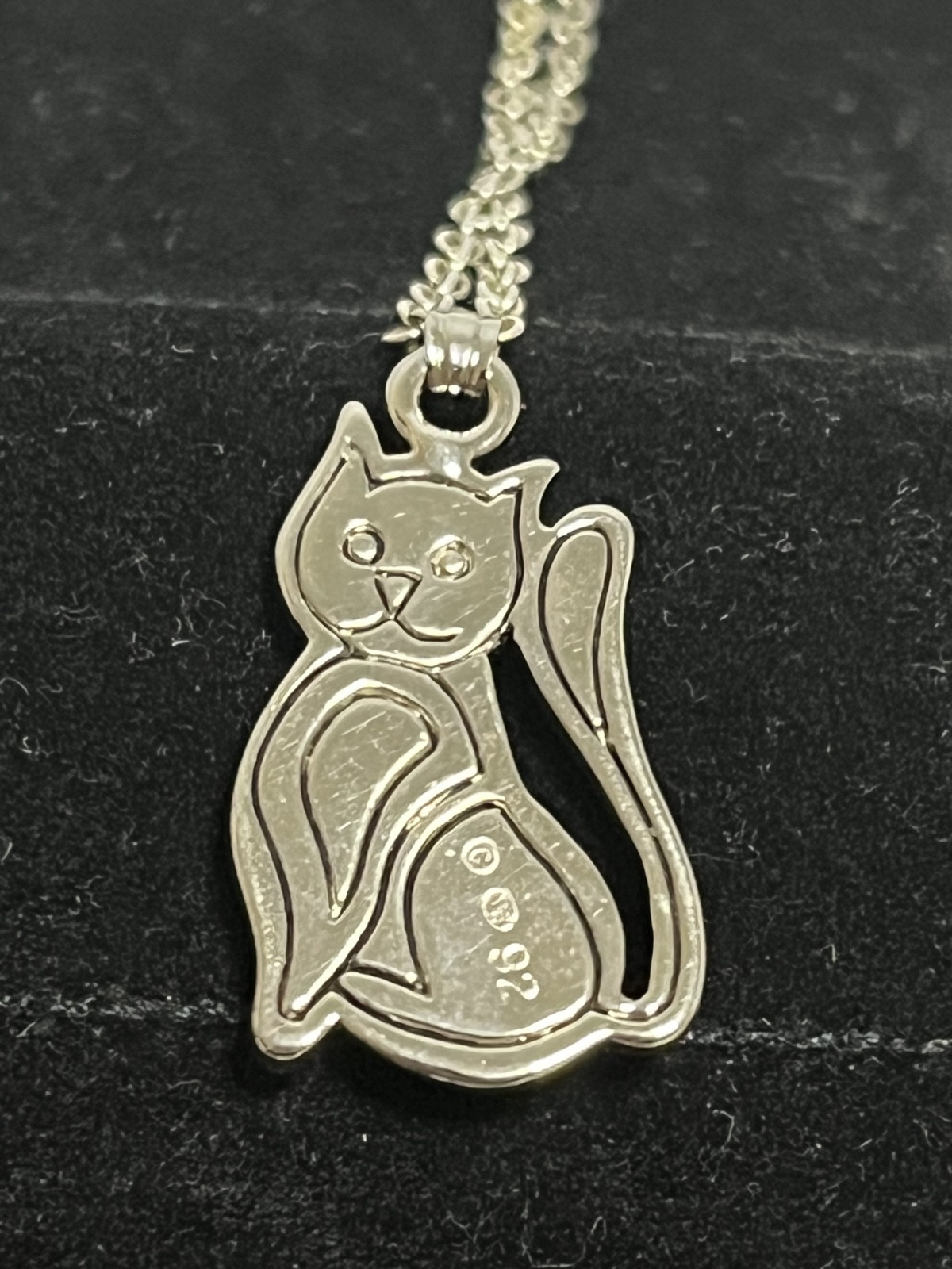 Vintage 1992 Silver Tone Sitting Cat Pendant Necklace – Blue Chip Inlay – 18″