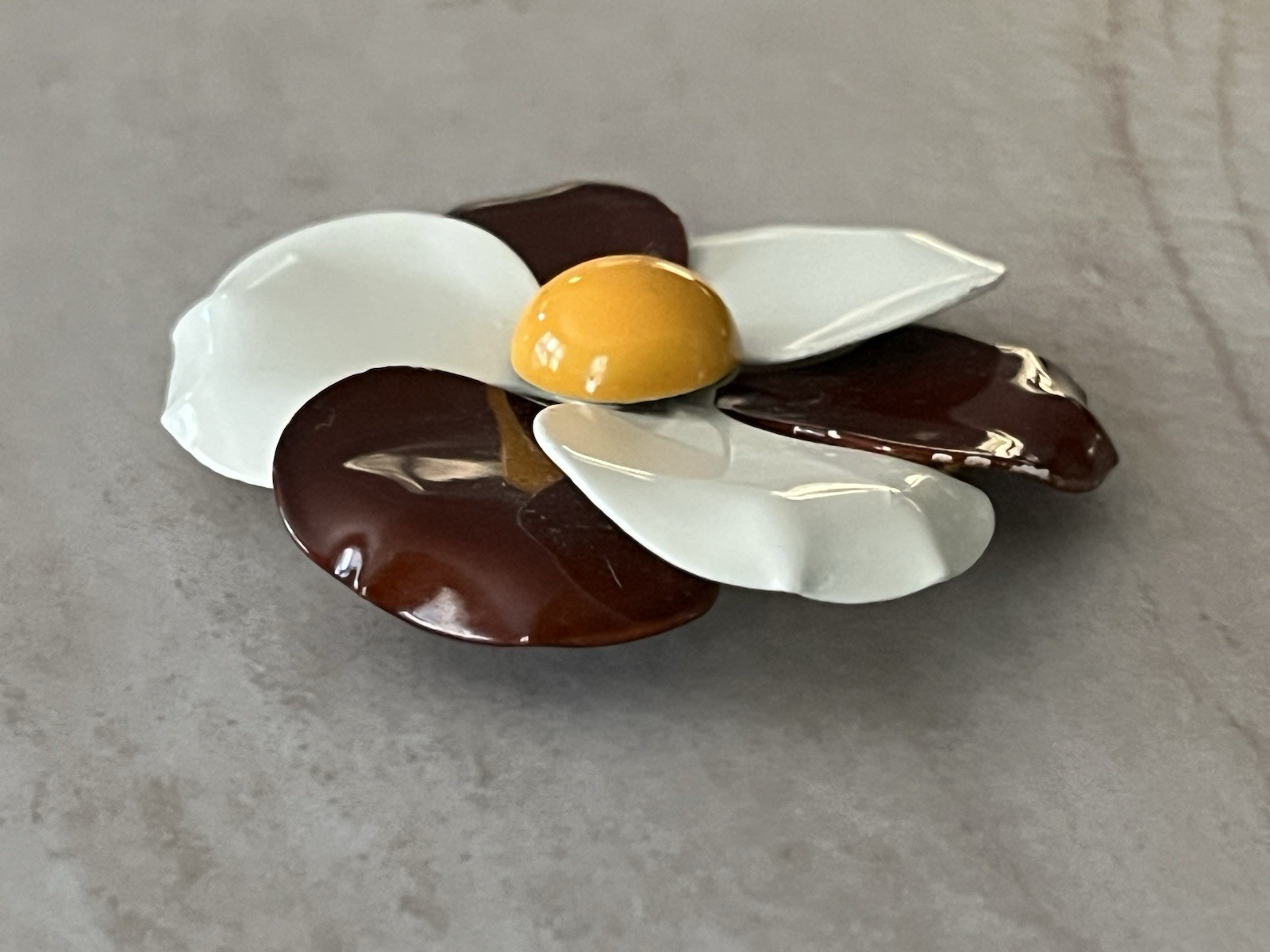 VTG 60’s White & Brown Enamel Yellow Center Daisy Flower Pinwheel Brooch Pin