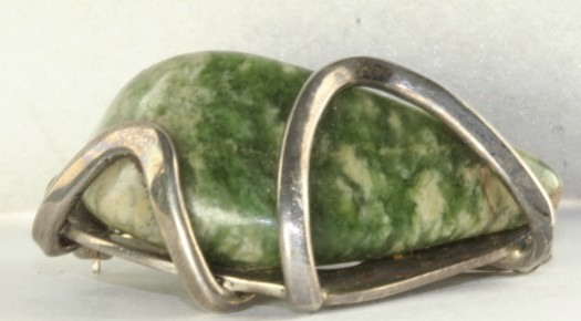 VTG 1950’S MID CENTURY MODERNIST HAND WROUGHT STERLING SILVER JADE PIN BY POST