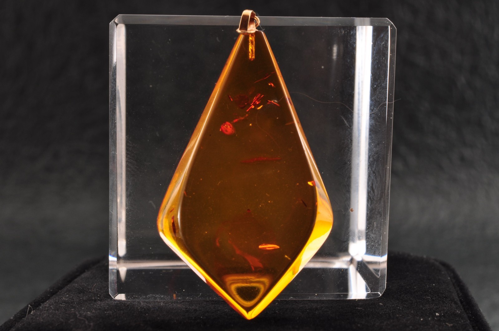 18k gold clasp “KUJI” Amber Pendant top Spindle shape (39mm (1.53in) 16.25ct).