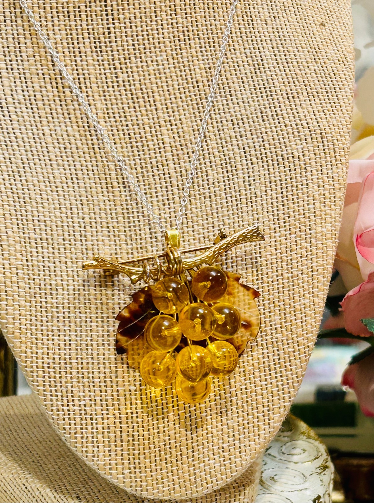 VTG GRAPE CLUSTER LUCITE BROOCH PIN *Apple Juice & Faux Tortoise Grapes Pendant*