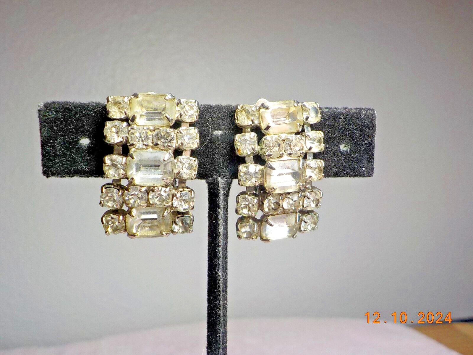 VINTAGE CLEAR RHINESTONE CLUSTER CLIP-ON EARRINGS W/EMERALD/ROUND CUT STONES