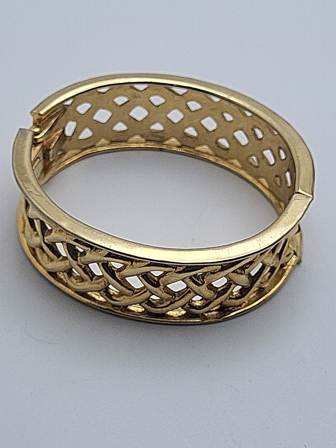 Vtg Oval Open Work Gold Tone Hinged Clamp Bracelet Bangle 6.5″