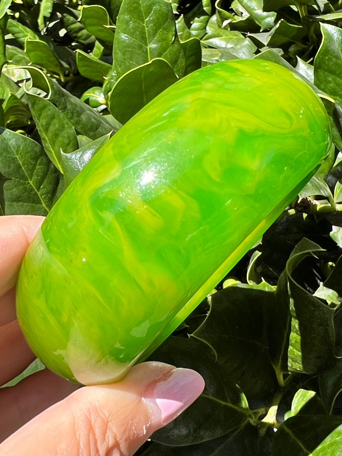 VINTAGE VIVID MARBLED KELLY GREEN BAKELITE FAT DONUT WIDE BANGLE BRACELET UNIQUE