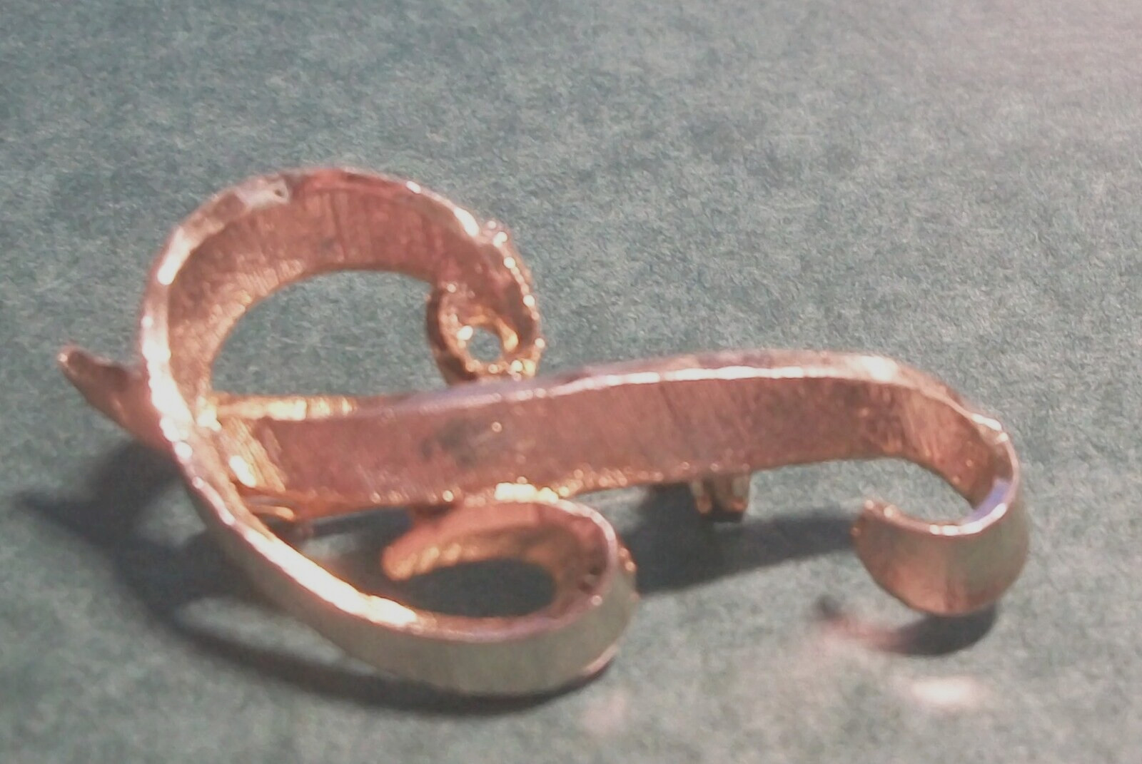 VTG MAMSELLE Monogram Letter “P” Pin GOLD TEXTURED Initial Brooch RETRO Signed