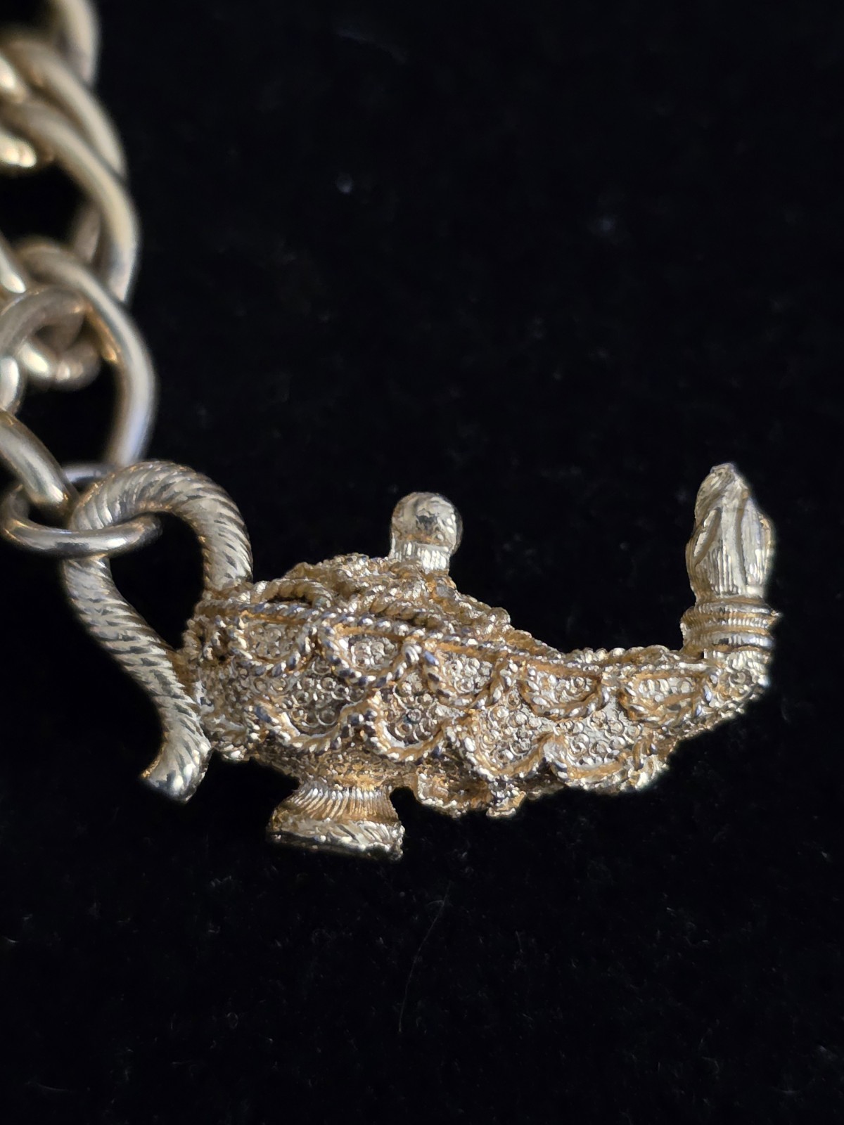 Vintage 80’s Goldtone Charm Bracelet 6 3/4 In