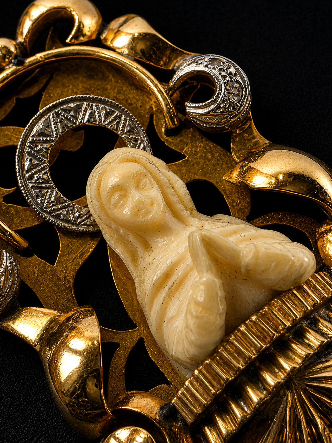 Vintage Virgin Mary Pendant 18K Gold 1930 Art Deco Religious Medal Hand Carved