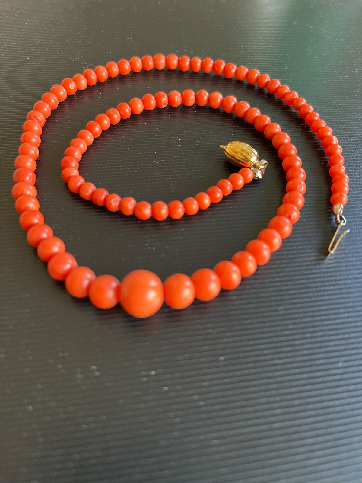 ANTIQUE GENUINE GRADUATED SALMON CORAL NECKLACE