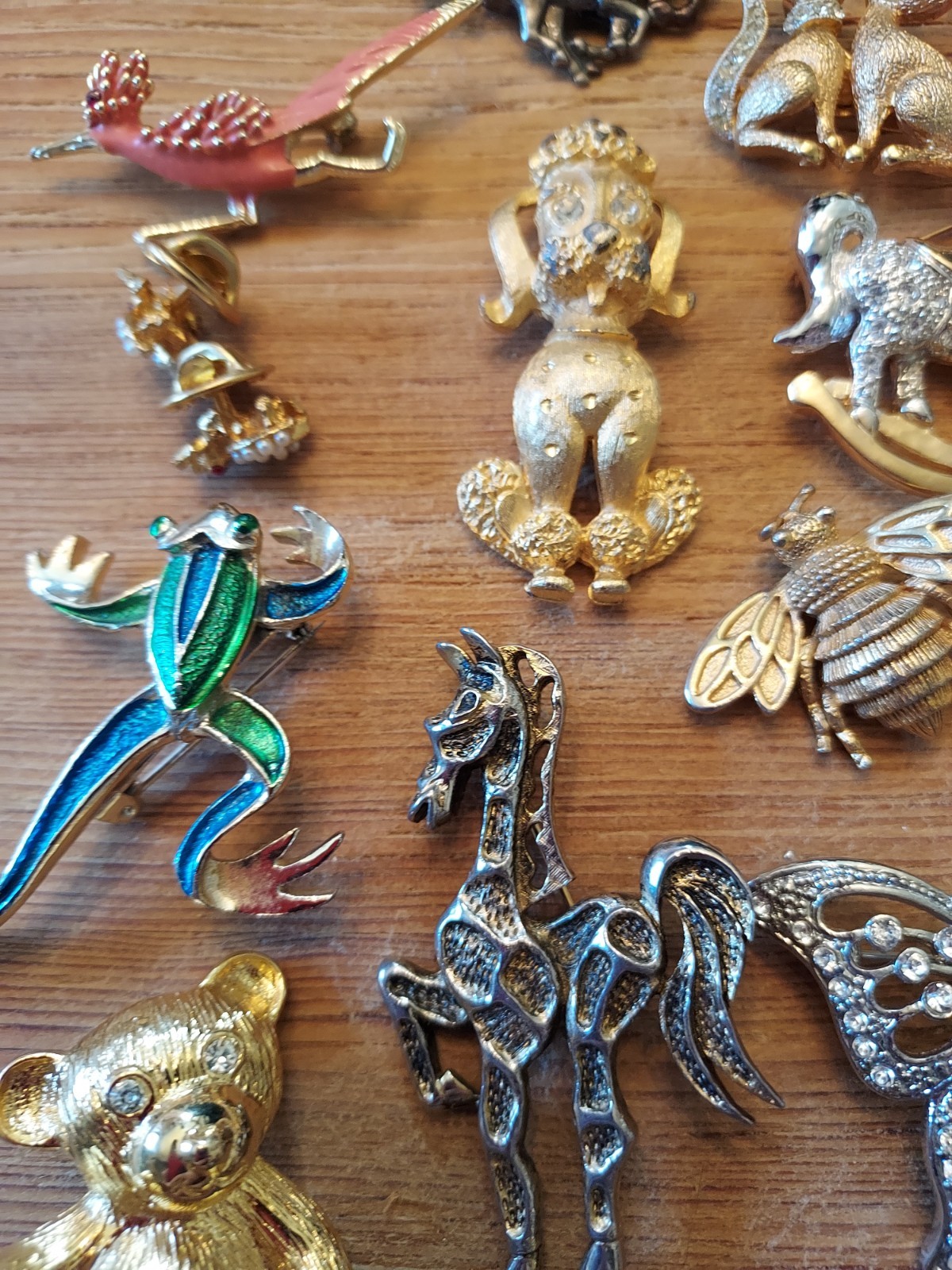 Huge Lot Of Vintage Booch/ Pins Trifari Lisner Roman Jj Avon Gerrys Rafaelian