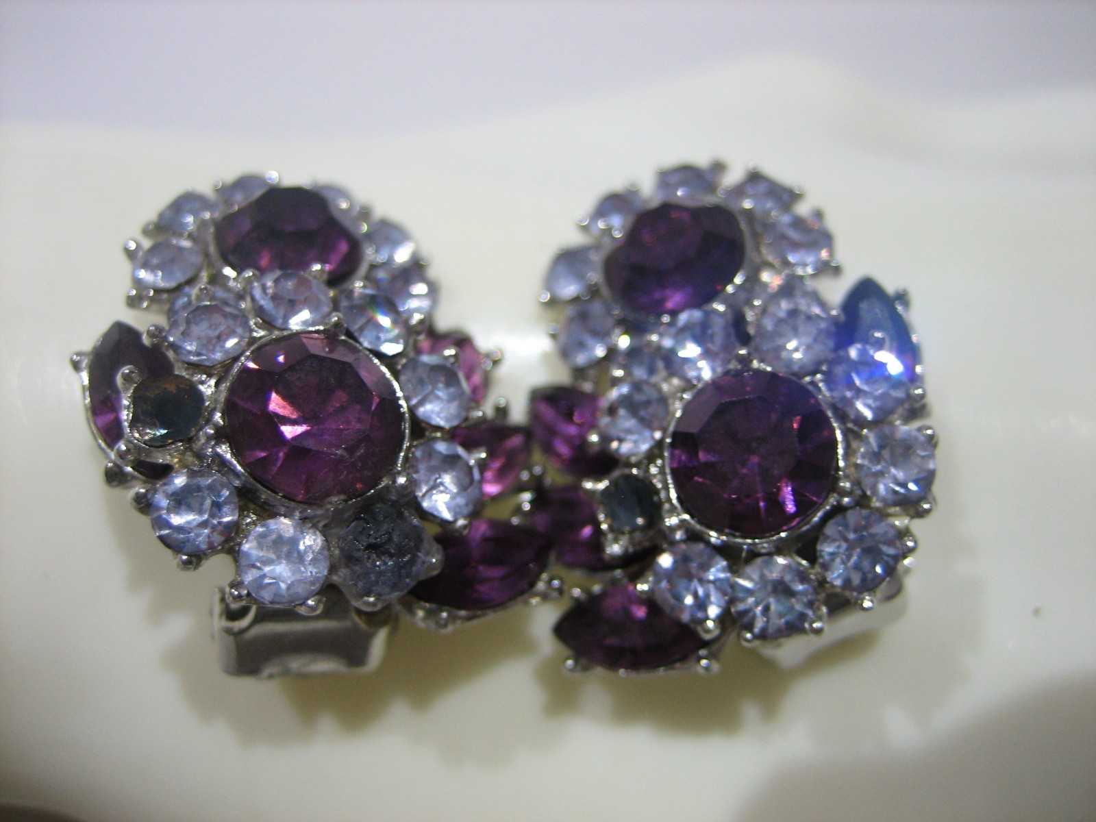 1950’S CROWN TRIFARI CONTESSA PURPLE AND BLUE RHINESTONE BROOCH AND EARRINGS SET