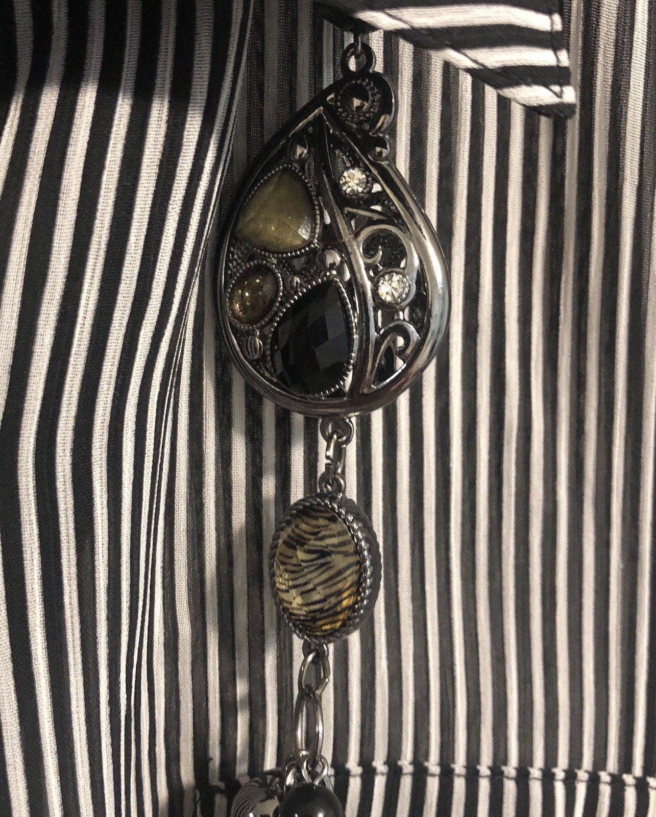 Stunning Multi-Faceted Shaped Black/silver Glass Beaded W/Side Pendant Necklace