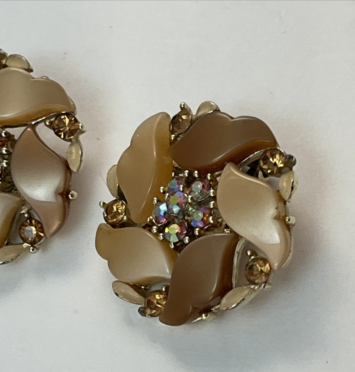 Vintage LISNER Gold Tone Peach Orange Beige Aurora Borealis Clip On Earrings