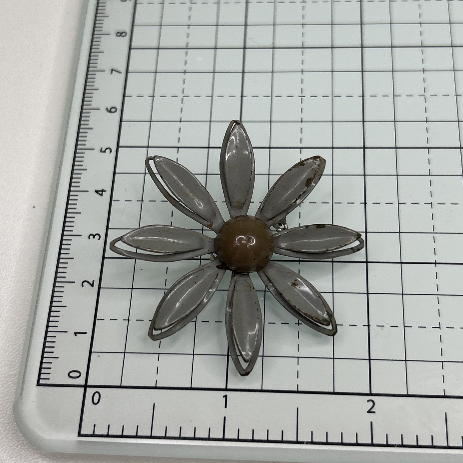 Vintage Retro Hippy Mod 60’s Gray Daisy Metal Flower Pin Brooch