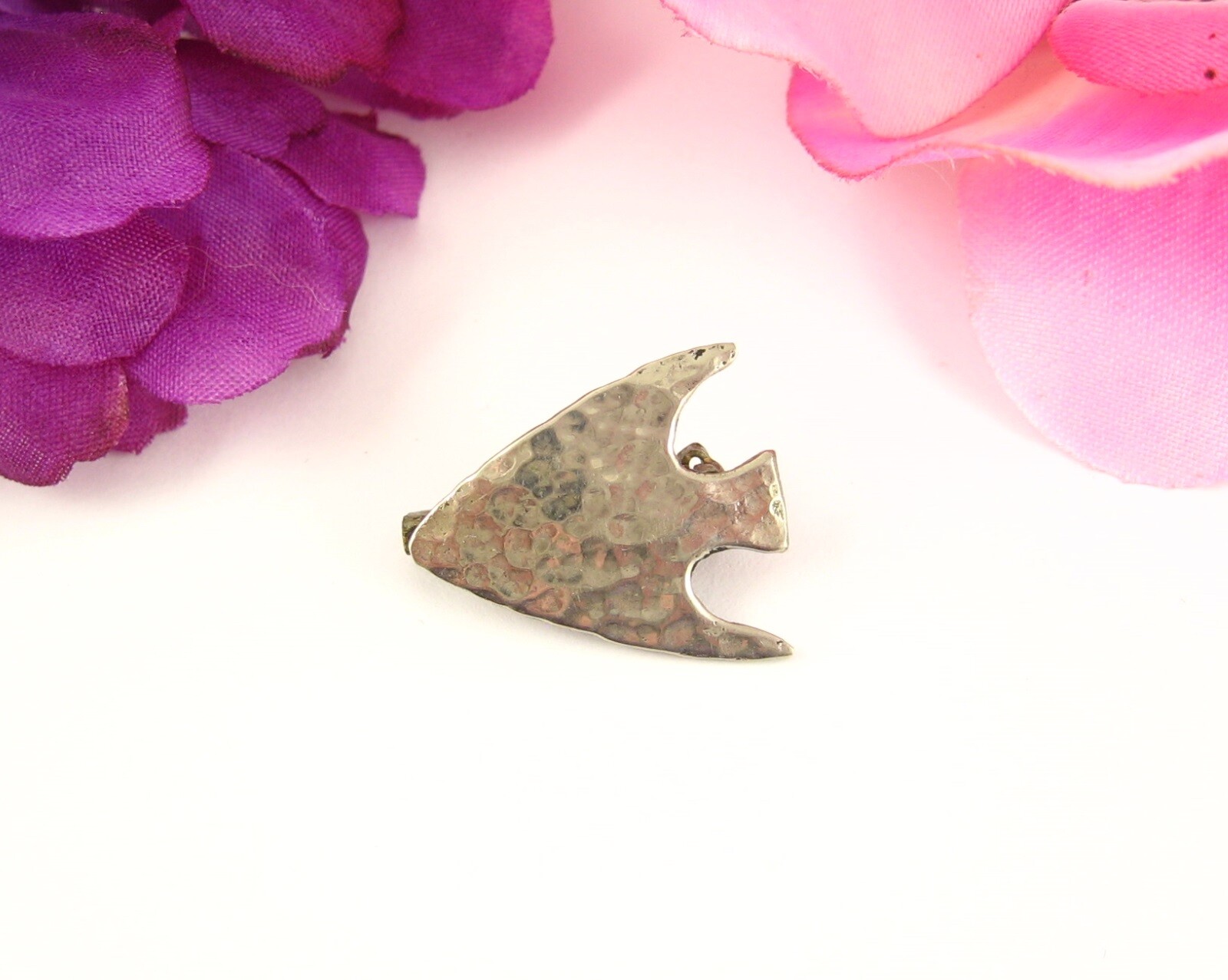 Hand Hammered ARROWHEAD PIN Vintage Small Brooch Silvertone Handcrafted 7/8″