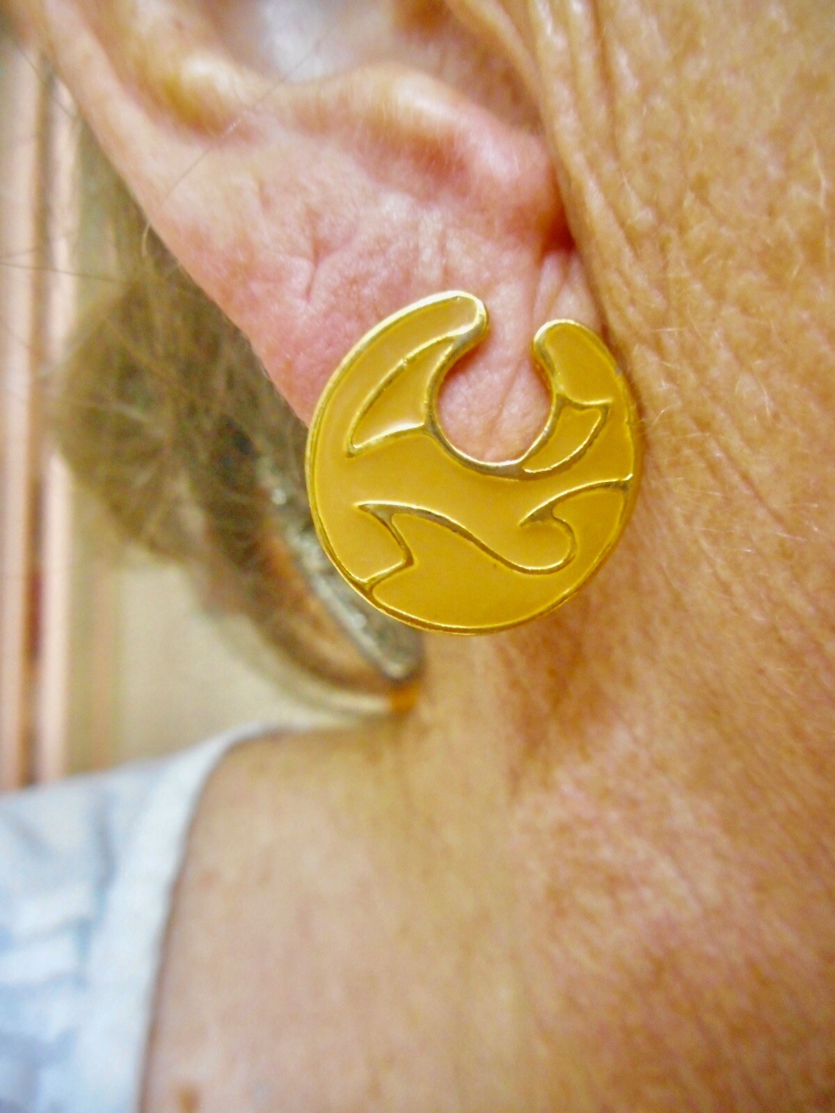 Vintage 1980’s Gold Tone Peach/Brown Enamel Pierced Earrings